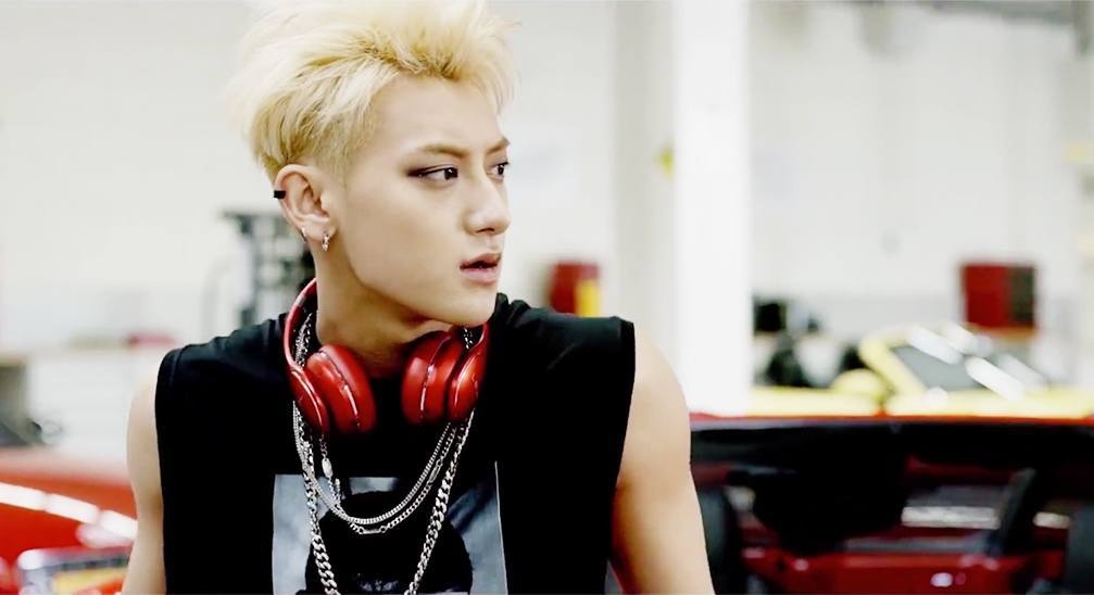 Tạo hình của Tao trong MV Call Me Baby.