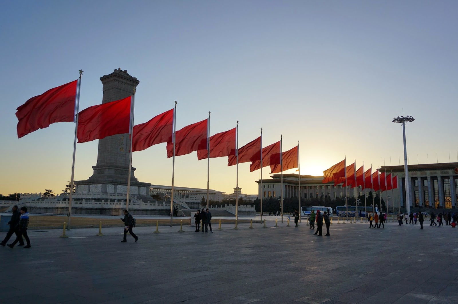 Bạn nên chọn địa điểm tham quan nổi bật nhất trong lần đầu ghé thăm. Tử Cấm Thành và Quảng trường Thiên An Môn là “cặp đôi hoàn hảo” phổ biến nhất. Cung Điện Mùa Hè cần cả ngày để khám phá... Để tránh cơn ác mộng giờ cao điểm, du khách thông minh sẽ dậy sớm và về khách sạn sớm.