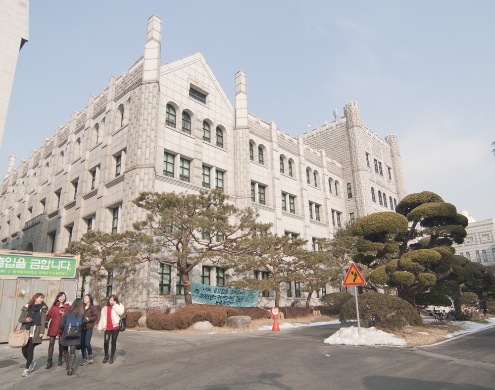 1.	Đại học Nữ sinh Dongduk: Tọa lạc ở phía bắc thủ đô Seoul của Hàn Quốc, đây từng là cái  nôi đào tạo nhiều thần tượng nổi tiếng hiện nay. 