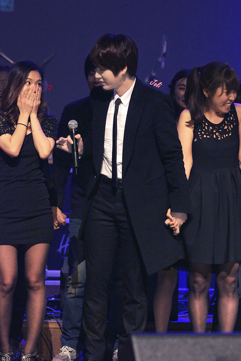 Kyuhyun (Super Junior) biểu diễn cùng bạn học 