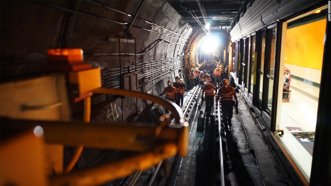 Duong ray metro Hong Kong duoc sua gap trong dem hinh anh