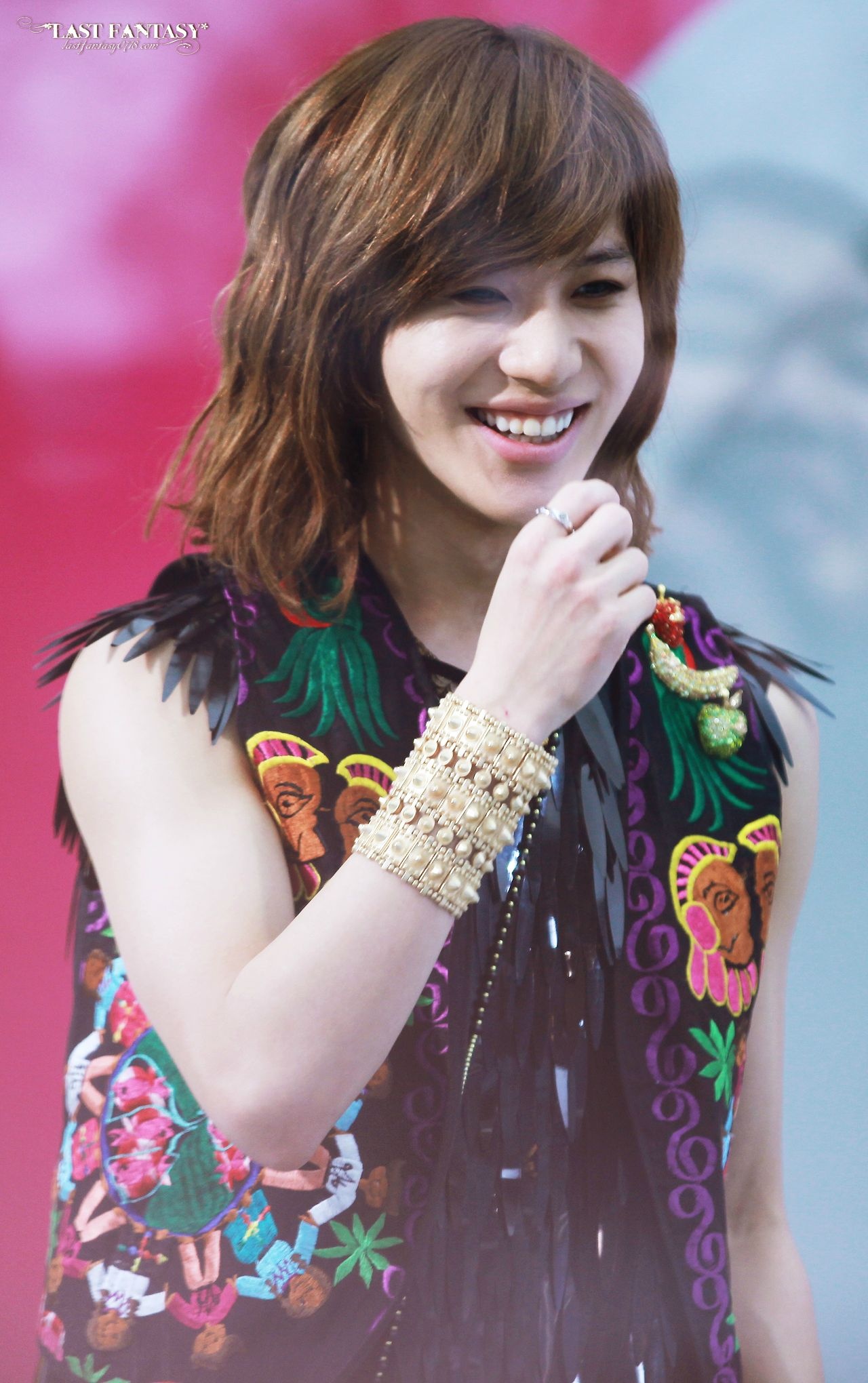 Trong khi người nổi tiếng luôn phải chú ý hình tượng, Taemin lại phát sầu vì quá xinh gái. Khi anh phải để tóc dài theo yêu cầu của công ty, 