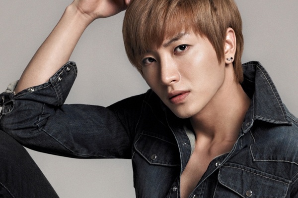 Truong nhom Super Junior doa kien cu dan mang hinh anh