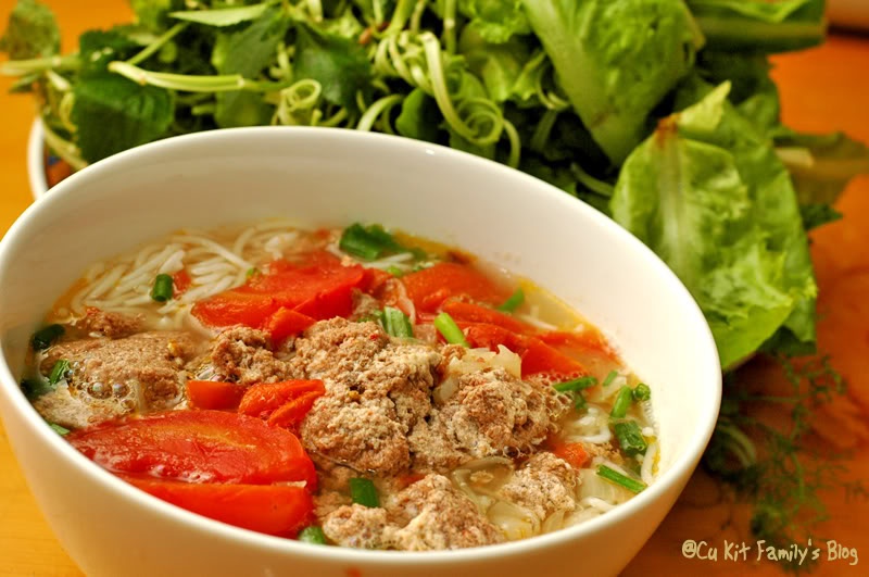 Bún riêu: Tinh túy của nước dùng được chế biến từ cua đồng, cà chua, quả me, tạo nên vị chua ngọt cho món ăn. Bát bún riêu gồm sợi bún, gạch cua sền sệt như đậu phụ, và tiết lợn. Một số quán dùng hạt điều nhuộm để nước dùng có sắc đỏ, hoặc cho thêm thịt lợn quay hoặc đậu phụ. Món được ăn kèm rau thơm, hoa chuối và giá đỗ. Ảnh: Cukitfamily.