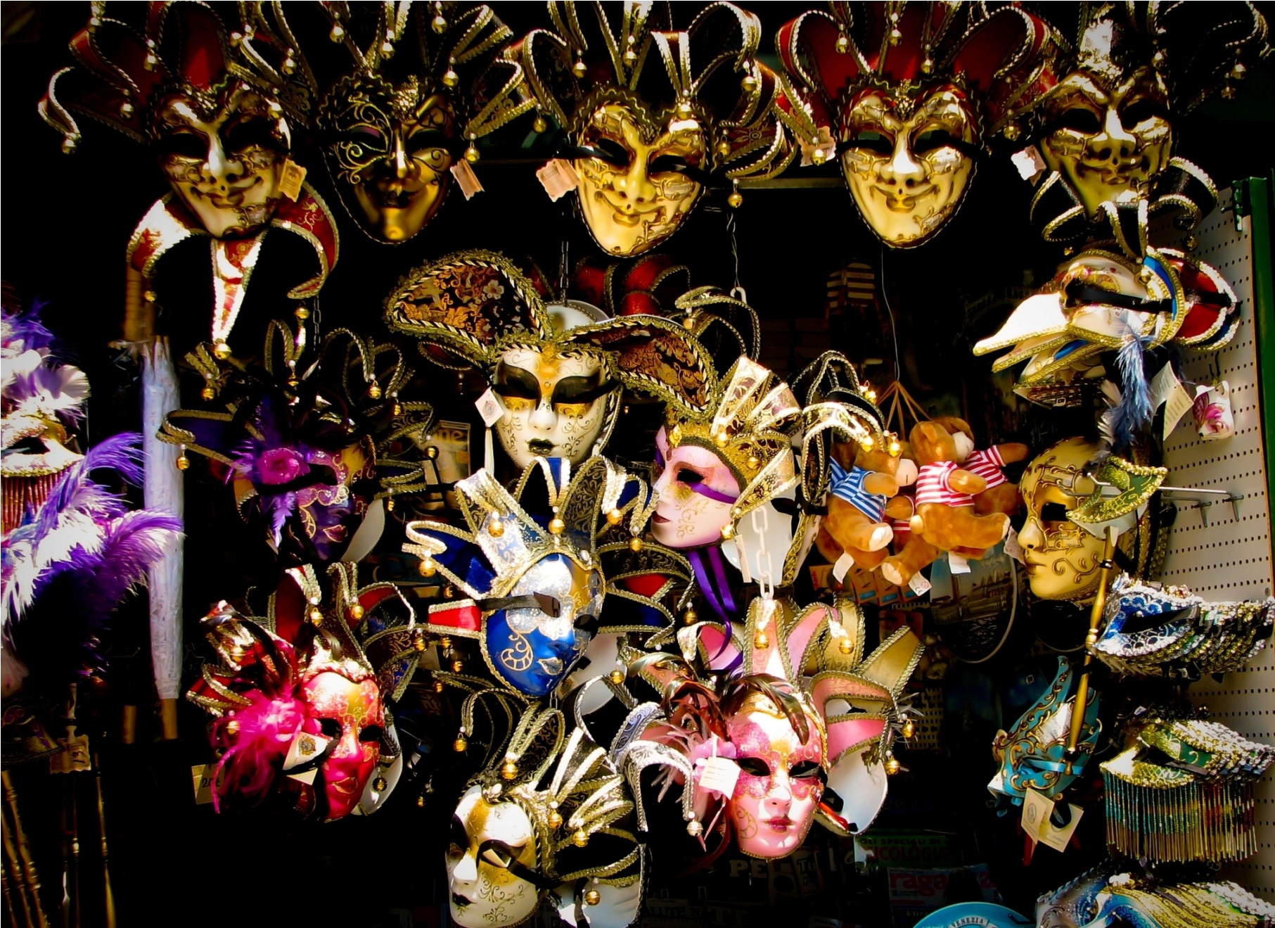 Italy: Mặt nạ trang trí là đồ lưu niệm tuyệt vời để mang về từ Italy. Mặt nạ thường được làm công phu, khéo léo từ chất liệu da, sứ hay thủy tinh. Bạn nên đến Ca’Macana, một trong số cửa hàng làm mặt nạ lâu đời nhất ở Venice. Ảnh: Norbertnagel.