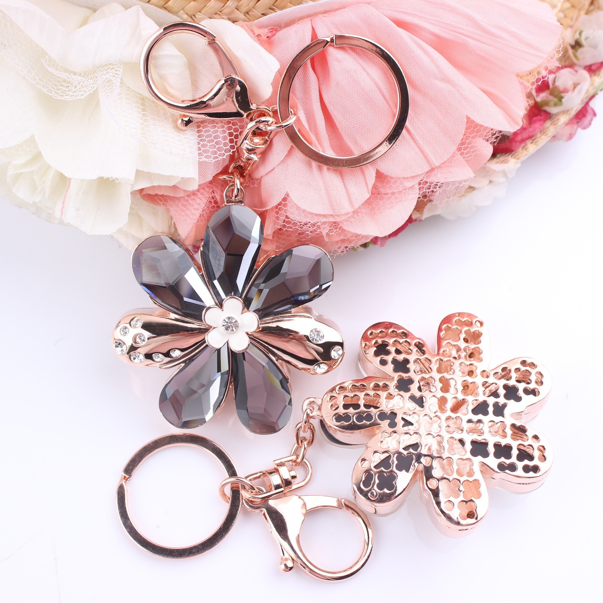 Chủ đề quà tặng, quà lưu niệm luôn khiến khách du lịch đau đầu. 