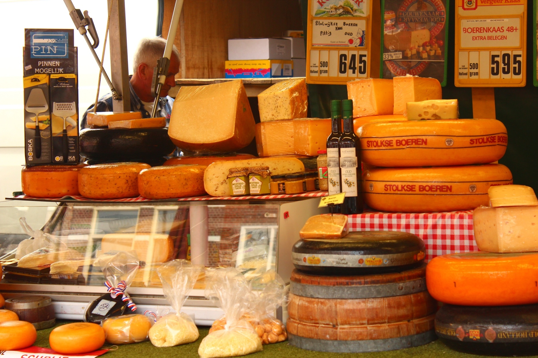 Hà Lan: Ngoài hoa tulip, Hà Lan còn gây thương nhớ du khách yêu ẩm thực nhờ món phomat trứ danh. Các cửa hàng có nhiều loại phomat để bạn lựa chọn. Ngoài ra, họ cũng thường đóng gói đúng tiêu chuẩn hàng không để bạn tiện mang đi. Ảnh: Globerunner. 