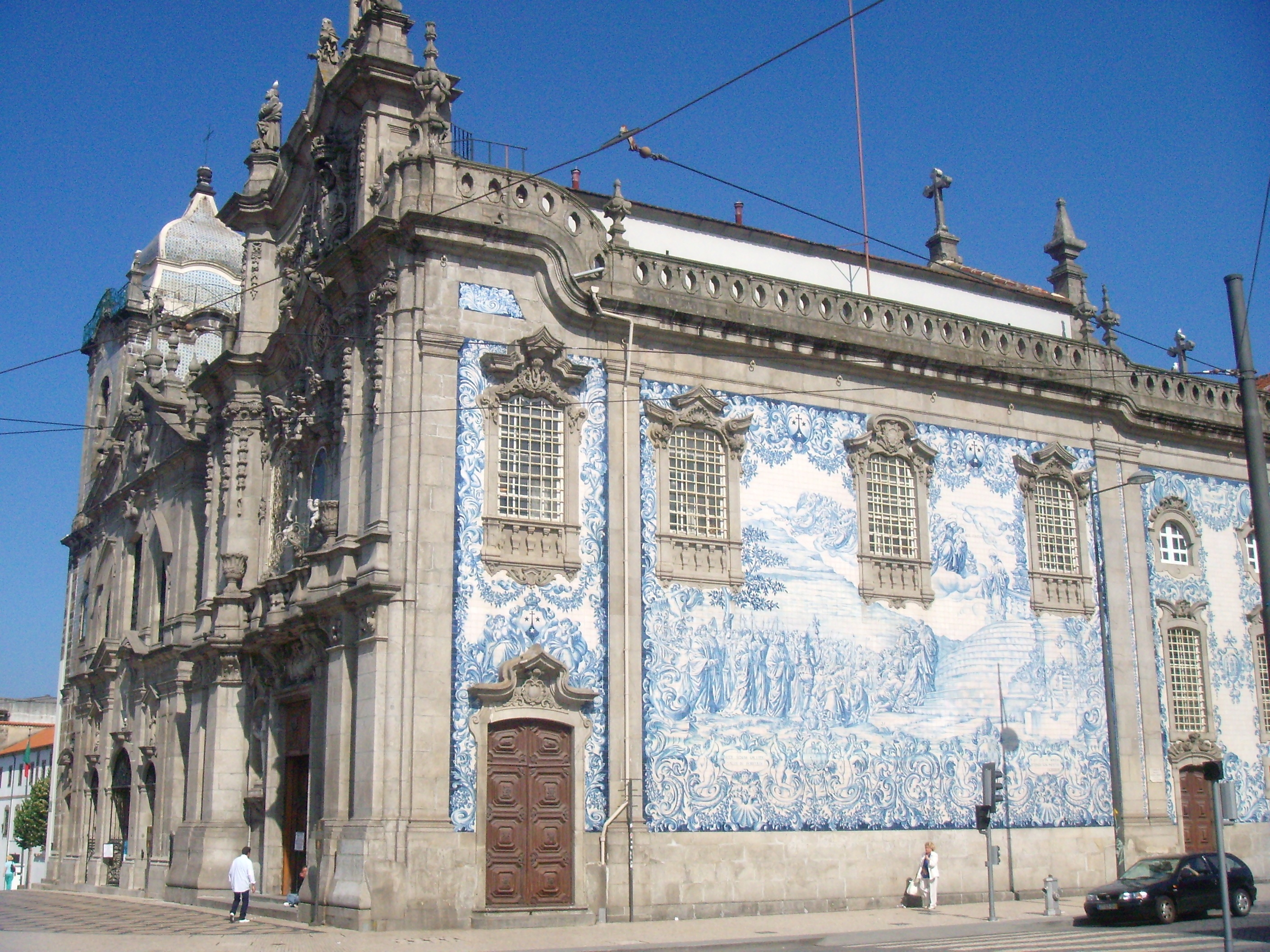 Bồ Đào Nha: Gạch lát, thường được gọi là azulejos, có ảnh hưởng lớn đối với nền văn hóa Bồ Đào Nha. Bạn có thể nhận thấy sự hiện diện của chúng ở khắp nơi, trên tường nhà thờ, ở nhà dân, quán ăn, nhà ga, hay vòi phun nước trong công viên. Ảnh: Restlesswander. 