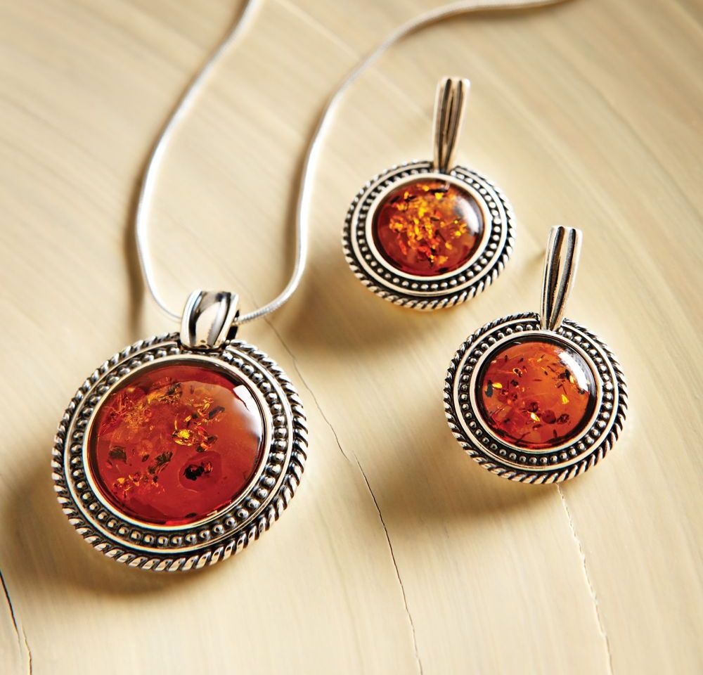 Ba Lan: Người bán trang sức ở Ba Lan có khoảng 80 cái tên để mô tả những loại đá hổ phách khác nhau, như ngọn lửa, mật ong tới áng mây...