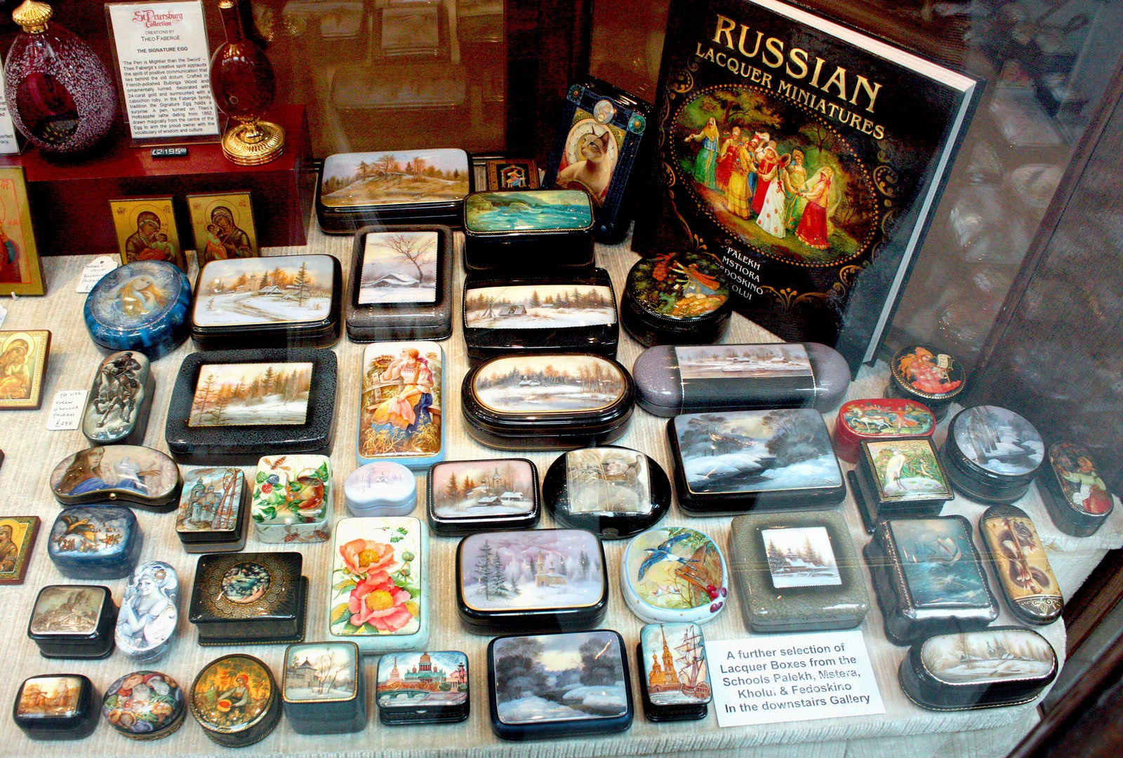 Nga: Du khách sẽ tìm thấy hộp sơn mài ở bất cứ nơi nào trên nước Nga, nhưng loại tinh tế, nghệ thuật nhất tề tựu ở Palekh, Fedoskino, và Mstera. Những chiếc hộp xinh xắn, sơn thủ công được tạo ra từ vài lớp giấy bồi chồng lên nhau, sấy khô trong lò. Ảnh: Deviantart.