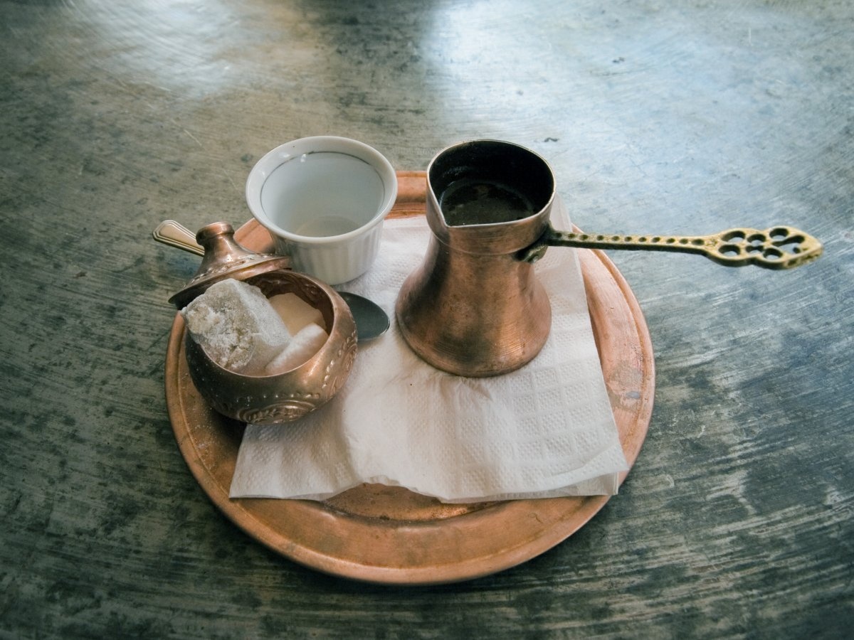 Thổ Nhĩ Kỳ: Nổi tiếng với sản phẩm bằng đồng, cùng cách pha cafe độc đáo, Thổ Nhĩ Kỳ là địa điểm hoàn hảo để bạn sắm bộ pha cafe chất lượng. Bạn có thể thoải mái lựa chọn giữa các loại khác nhau ở chợ Grand Bazaar, Istanbul. Ảnh: Flickr/Mimmo Domenico Russo.