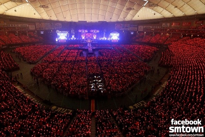 Khán giả đứng chật kín Tokyo Dome trong một concert của TVXQ.