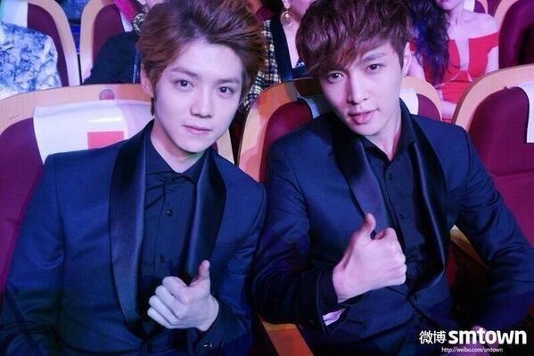 Luhan (trái) và Lay có mối quan hệ thân thiết.