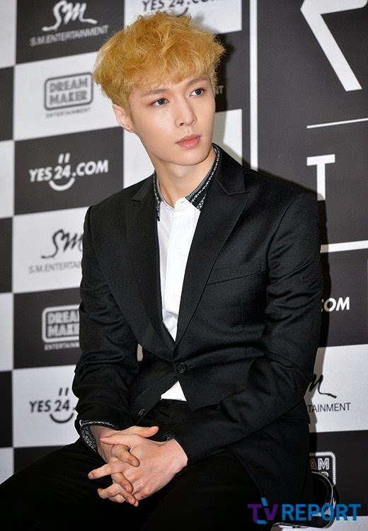 Lay hứng búa rìu dư luận vì liên lạc với Luhan.