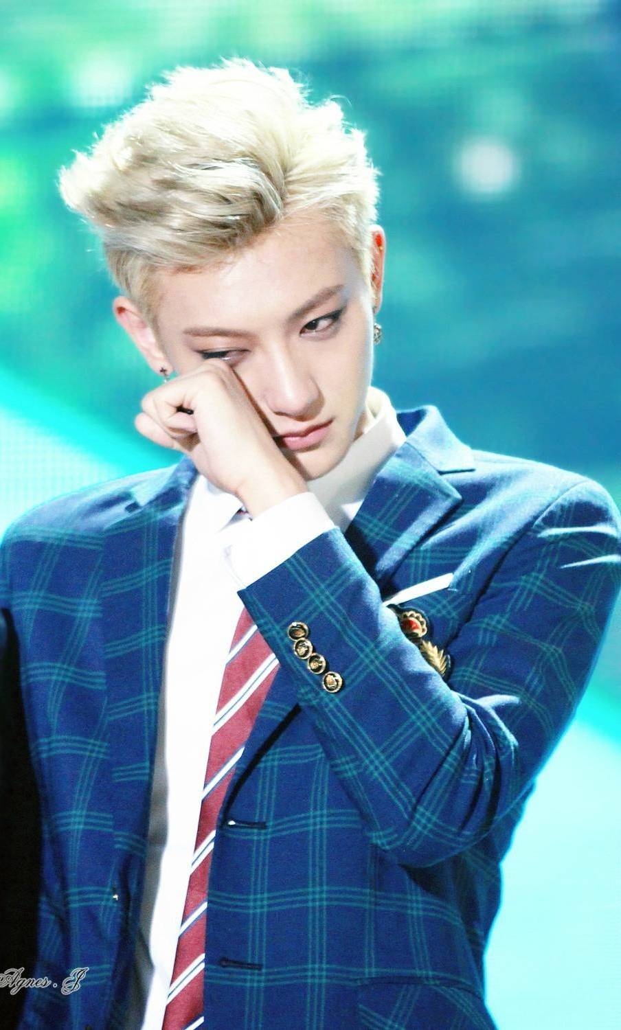 Ngày 22/4, bố của em út nhom EXO-M lên tiếng qua mạng xã hội, tuyên bố muốn con trai cắt hợp đồng với công 