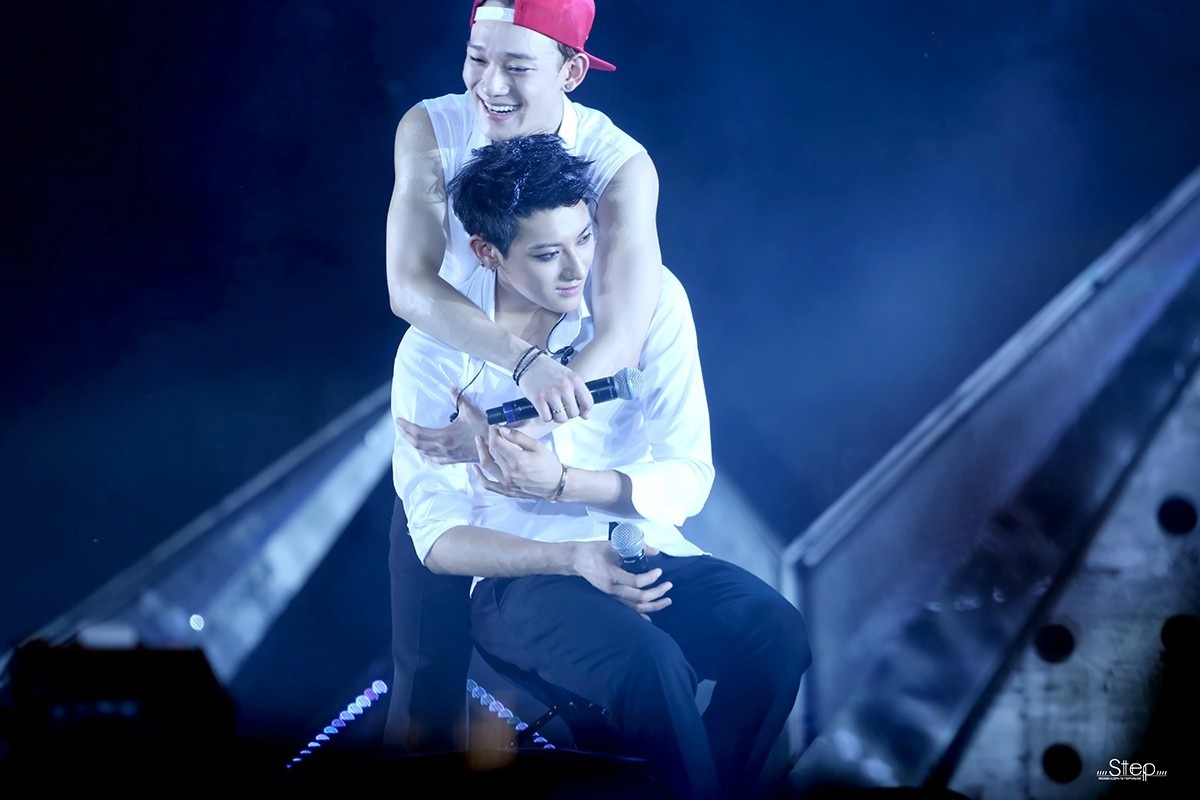 Tao ngồi ghế hát trong một concert của EXO.