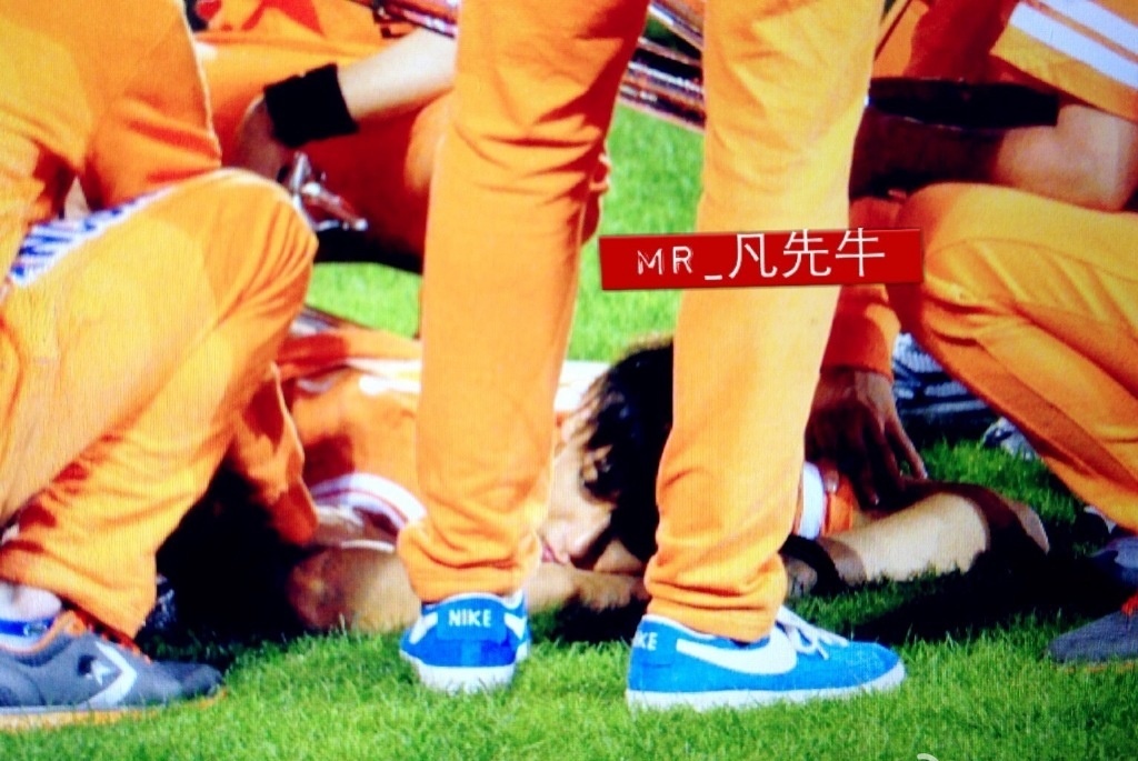 Sau khi tiếp nhận chữa trị tại chỗ, chàng trai Thanh Đảo tiếp tục quay lại cuộc thi.