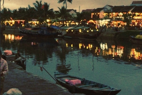 Clip Honey Lee tha hoa dang o Hoi An hinh anh