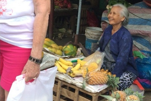 Clip Honey Lee di xich lo dao pho Hoi An hinh anh