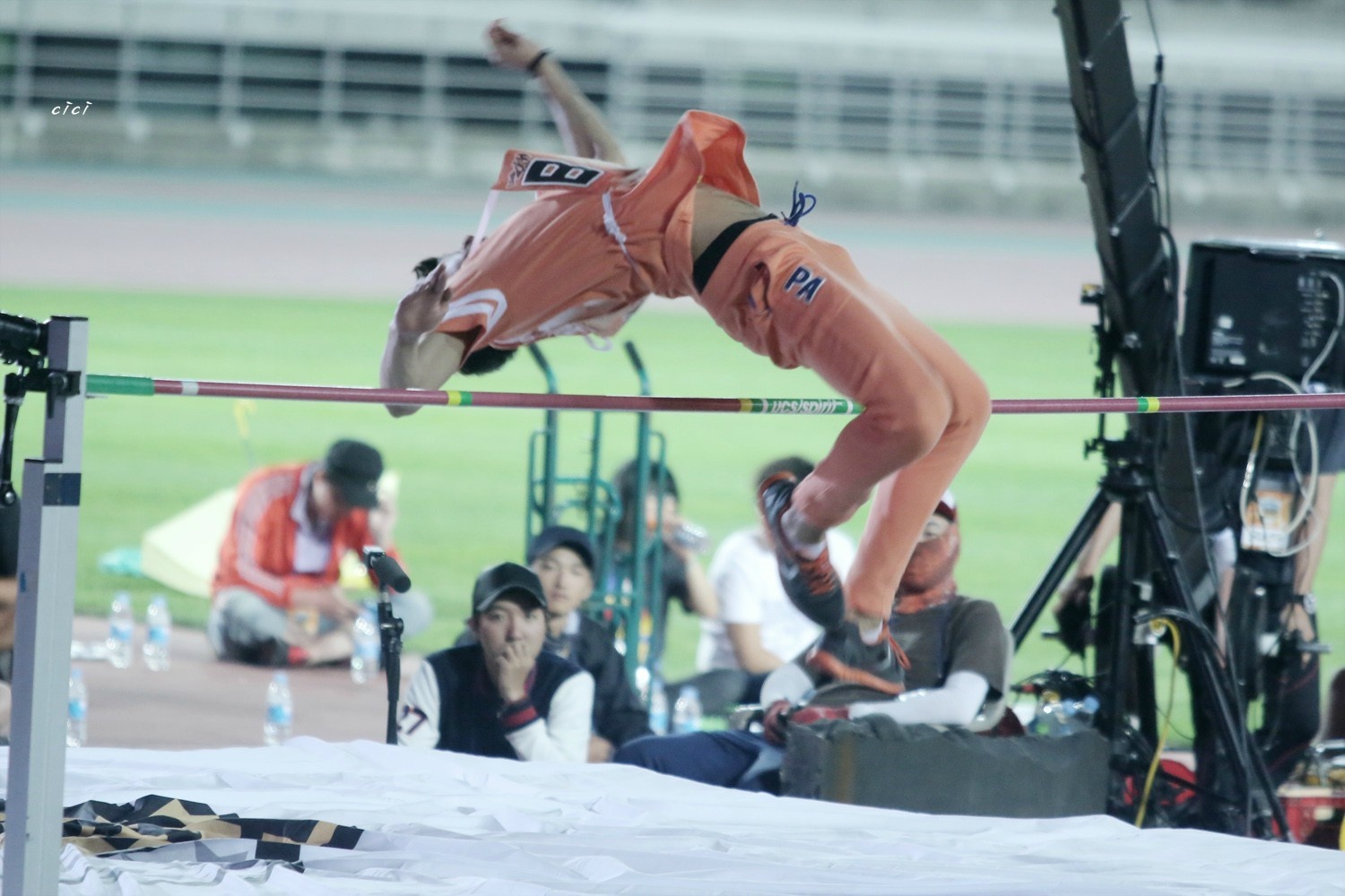 Bố Tao phàn nàn khi chứng kiến con trai phải tham gia nhiều chương trình đòi hỏi tính vận động cao, thậm chí dễ bị thương. 