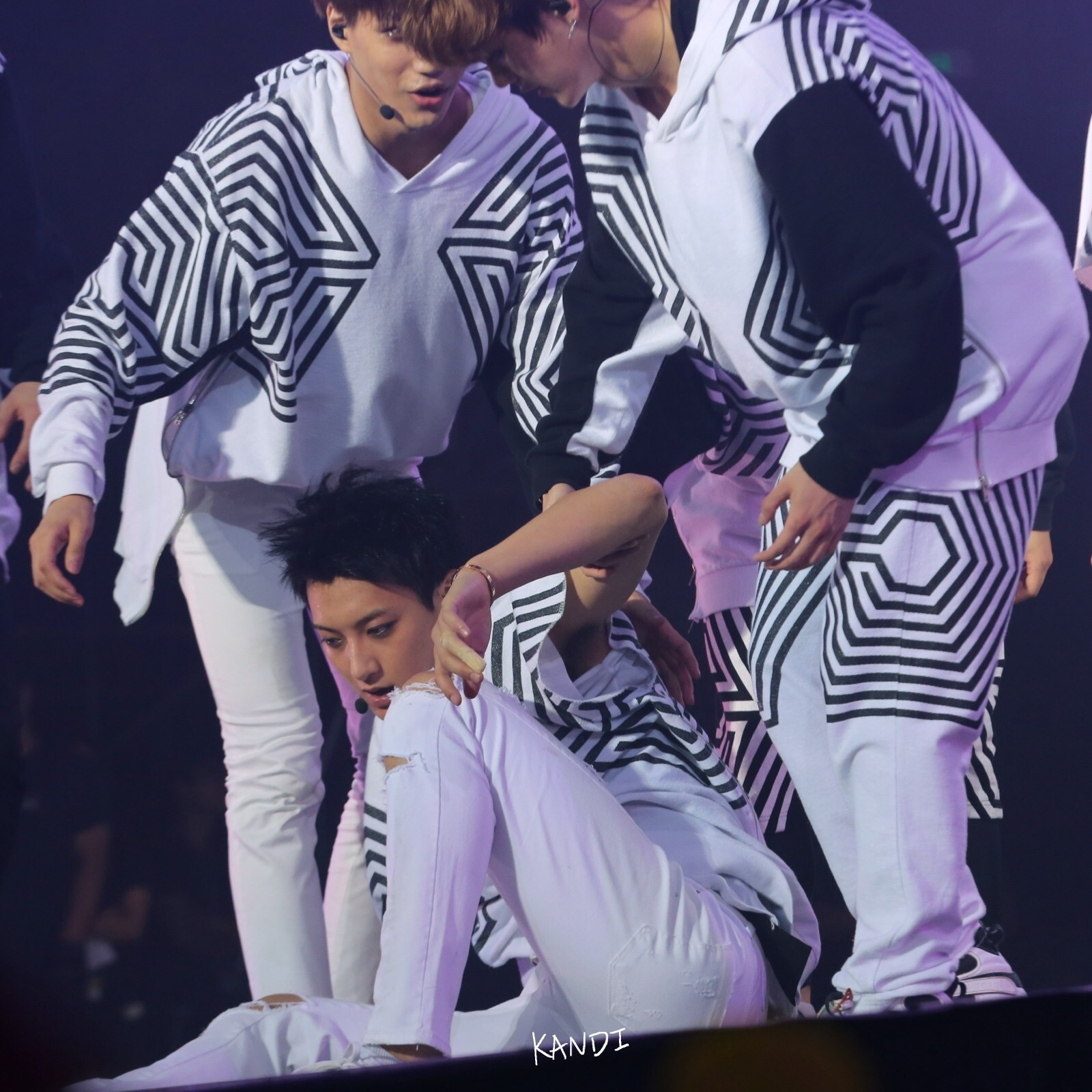 Ngày 19/7/2014, tại concert ở Thượng Hải, Tao bị thương bởi đạo cụ sân khấu. Khi thực hiện cú đá xoay người cuối bài Overdose, anh đã trượ