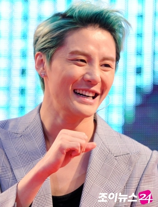 Junsu vui vẻ biểu diễn trong sự kiện ở quê hương.
