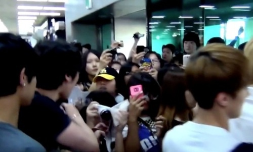 Quan ly EXO bi ket toi hanh hung fan nu hinh anh