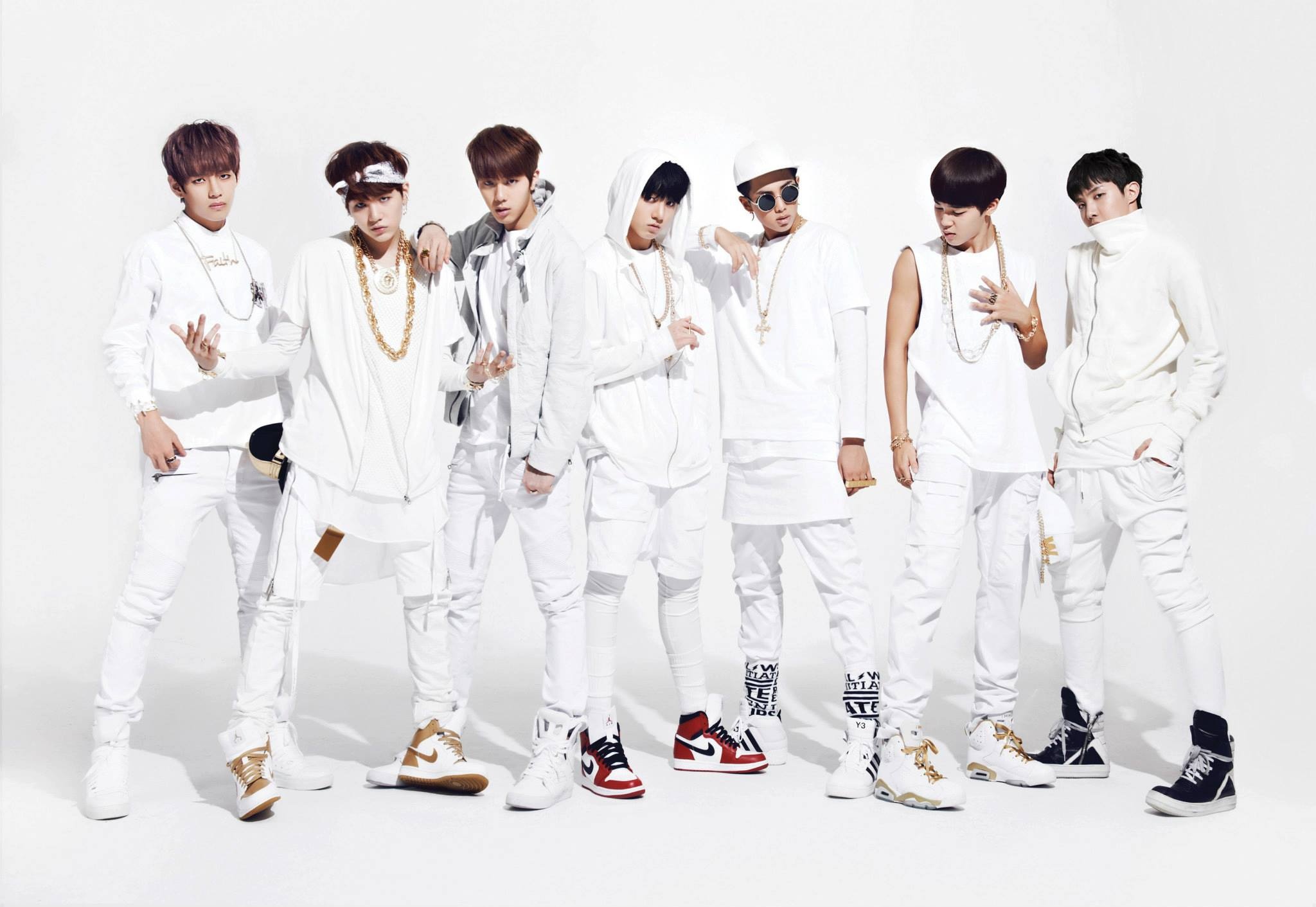 BTS gồm 7 thành viên, chuyên trị hip-hop.