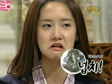 Yoona mô phỏng hình dạng miệng cá bơn.