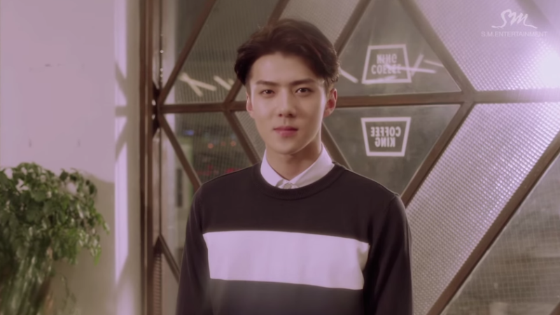 Hình tượng thư sinh của Sehun trong MV.