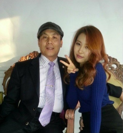 Chú của Sunye chia sẻ ảnh chụp cùng Sunmi.