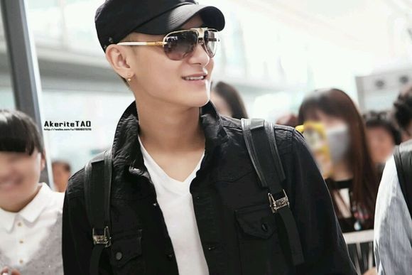 Tao mỉm cười với fan khi xuất phát từ sân bay Bắc Kinh.