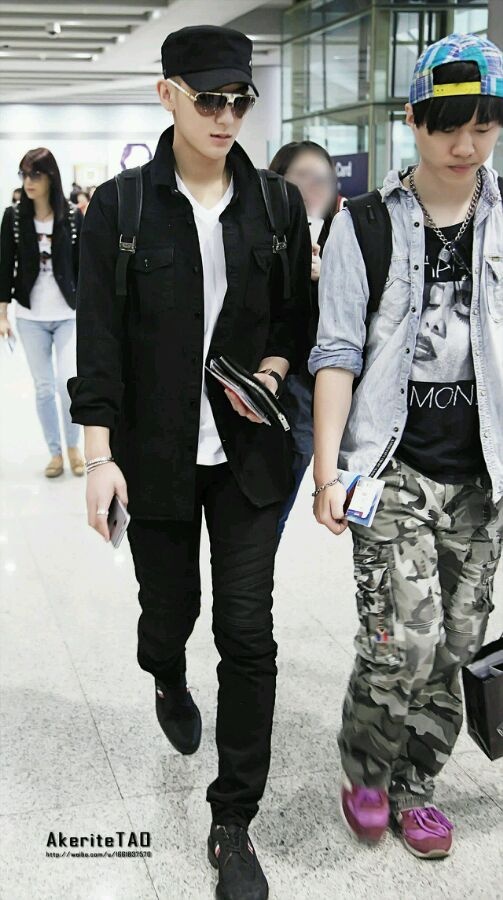 Anh đi lại bình thường, so với giai đoạn chống nạng đầu tháng 4.