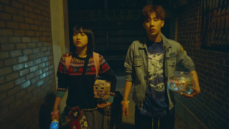 Sungkyu và nữ diễn viên đóng trong MV Kontrol.