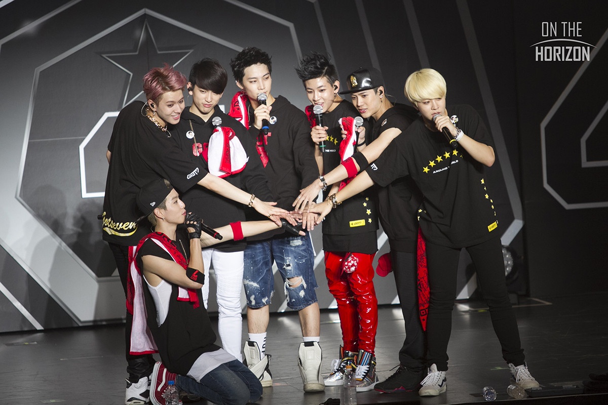 GOT7 cũng chung cảnh dở khóc dở cười.