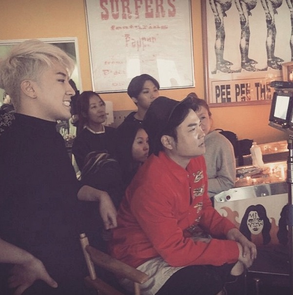 Đạo diễn Han Sa Min (áo đỏ) trên trường quay Loser.