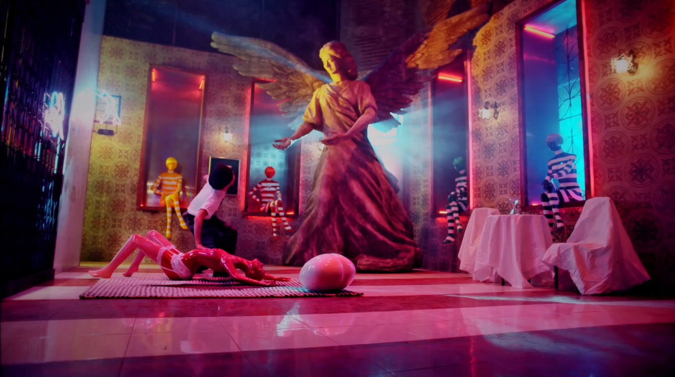 Một cảnh trong MV Bae Bae. 