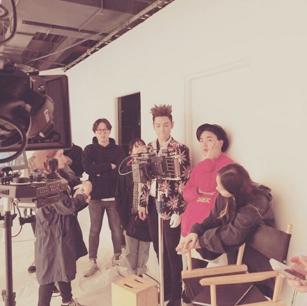 Đạo diễn Han Sa Min (áo đỏ) trên trường quay MV Loser của Big Bang.