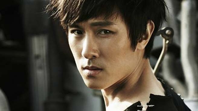 Kim Dong Wan khó chịu vì bị đeo bám.