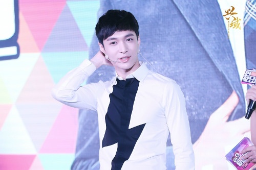 Lay xuất hiện rạng ngời trong chương trình.