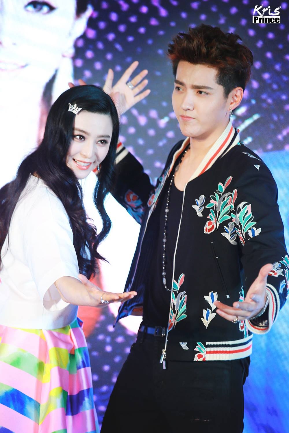 Kris chụp cùng Phạm Băng Băng trong buổi họp báo show Challenges Union ngày 20/5.