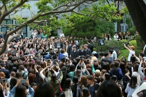 SHINee lam nao loan dai hoc nu sinh hinh anh