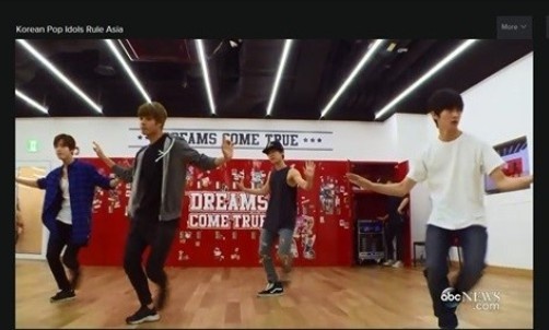 Phong su Korean Pop Idols Rule Asia (ABC News) hinh anh