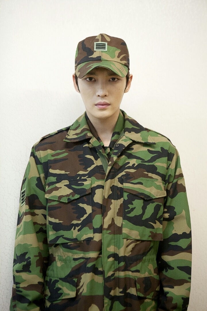 Jaejoong trong đồng phục quân đội Hàn.