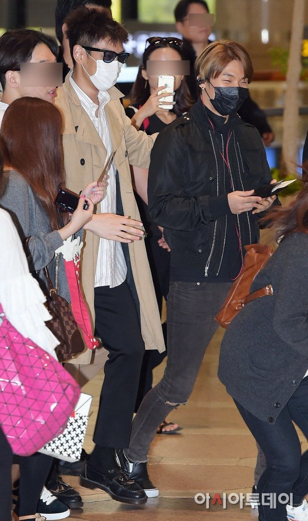 T,O.P và Daesung (Big Bang) đeo khẩu trang bít bùng ở 