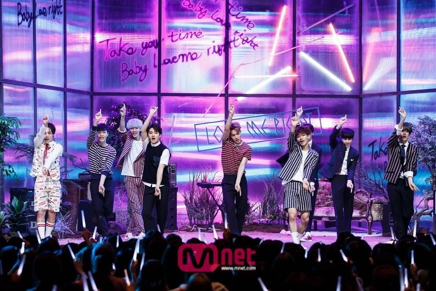 EXO biểu diễn Love Me Right trên M!Countdown.