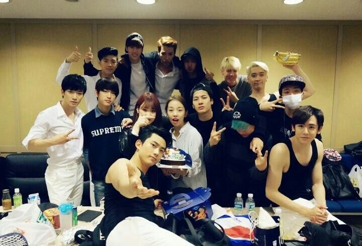 Tình cảm thân thiết như anh em trong đại gia đình JYP Nation.