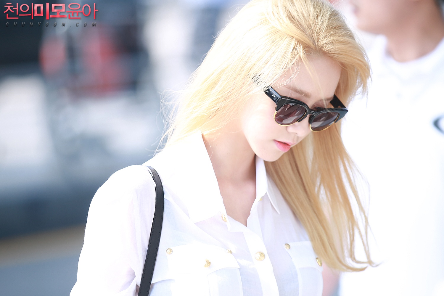 Yoona đã tự quyết định nhuộm tóc từ cuối tháng 5, trước khi tới dự buổi tiệc sinh nhật chung với fan. 