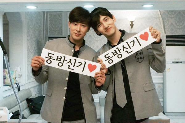 TVXQ xuc dong trong concert truoc ngay nhap ngu hinh anh