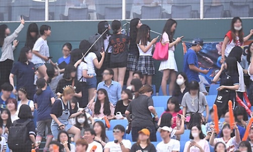 Fan cuong EXO gay nao loan san bong chay hinh anh